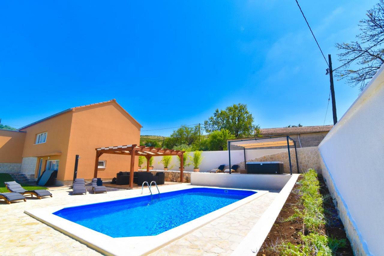 Sukošan Villa Village Idylle With Heated Pool, Sauna, Jacuzzy And Private Parking מראה חיצוני תמונה